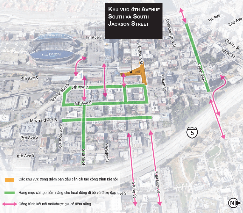 Bản đồ khu vực trọng điểm 4th Avenue South và South Jackson Street. Bản đồ thể hiện khu vực trọng điểm này nằm trong khu vực Trung Tâm Phía Nam bao quanh, trong đó có các khu phố ở Khu Phố Tàu-Quốc Tế và Pioneer Square. Khu vực trọng điểm này được tô màu cam để thể hiện các phương án được đề xuất nhằm cải thiện giao lộ 4th và Jackson, nằm giữa Trạm King Street và Trạm Union. Bản đồ cũng thể hiện đường phố gần đó, được tô màu xanh lá cây, để thể hiện các địa điểm đã lên kế hoạch cho các hạng mục cải tạo tiềm năng cho hoạt động đi bộ và đi xe đạp trong dự án này. Tất cả các khu vực trọng điểm trong hội thảo có nội dung y hệt nhau về các hạng mục cải tạo theo kế hoạch cho hoạt động đi bộ và đi xe đạp. Các hạng mục cải tạo cho hoạt động đi bộ và đi xe đạp theo hướng Bắc-Nam được lên kế hoạch cho 5th Avenue, 6th Avenue và Maynard Avenue South giữa South Dearborn Street và South Jackson Street. Các hạng mục cải tạo cho hoạt động đi bộ và đi xe đạp theo hướng Đông-Tây được lên kế hoạch triển khai trên Jackson Street giữa 5th và Maynard, trên King Street giữa 5th và 6th, trên South Lane Street giữa 6th Ave và Interstate 5, trên Dearborn giữa 6th và 5th, cũng như trên Yesler Way giữa 1st Avenue và I-5. Bản đồ này cũng thể hiện các đường phố được tô màu và có mũi tên màu hồng để thể hiện địa điểm được lên kế hoạch cho các công trình kết nối mới hoặc được gia cố tiềm năng trong dự án này – tất cả các khu vực trọng điểm đều có chung nội dung về các hạng mục cải tạo này. Công trình kết nối mới/được gia cố tiềm năng theo kế hoạch, bao gồm một cây cầu cho xe đạp/người đi bộ tiềm năng sẽ bắc qua 4th Avenue và đường ray xe lửa BNSF, trên Lane Street giữa 6th và 4th, trên Weller giữa 4th và 6th, trên King giữa 5th và 4th cũng như giữa 7th và Little Saigon, trên Jackson giữa 7th và Little Saigon, trên Yesler Way đi qua I-5 cũng như giữa 1st Ave và Colman Dock.